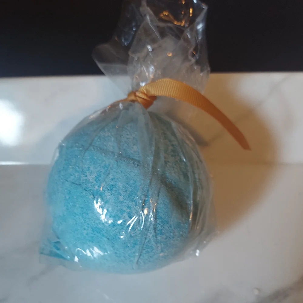 ๐๏ธ Charmed Aroma Blue Bath Bomb - Picture 3 of 6